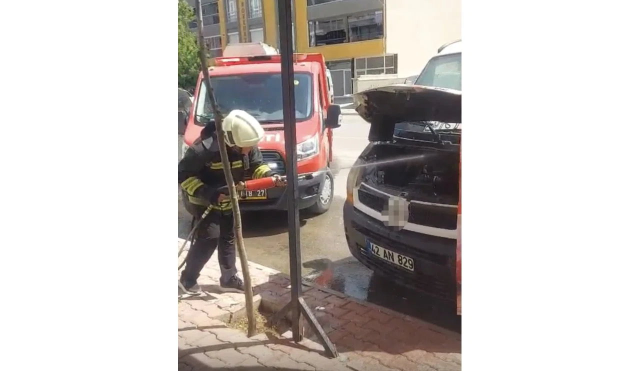 Konya'da Park Halindeki Minibüste Yangın Çıktı