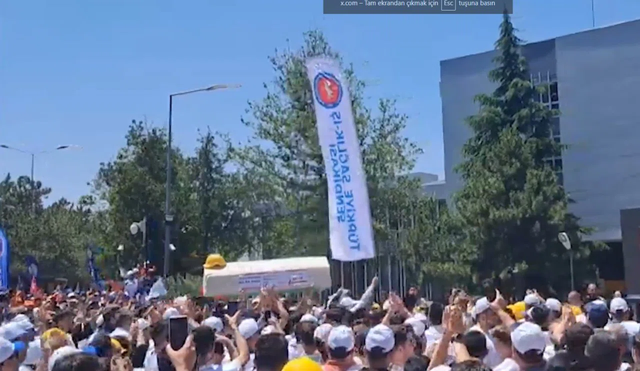 İşçiler Zam Teklifini Beğenmedi: Maliye Bakanlığının Önüne Tabut Bıraktı