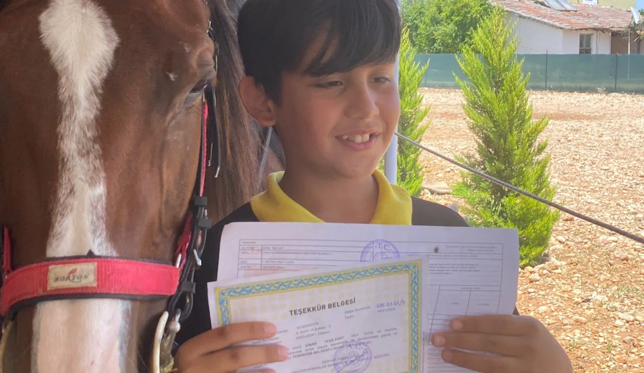 Karne Gününe Damga Vurdu: Okula Atla Geldi, Karnesini At Üzerinde Aldı!