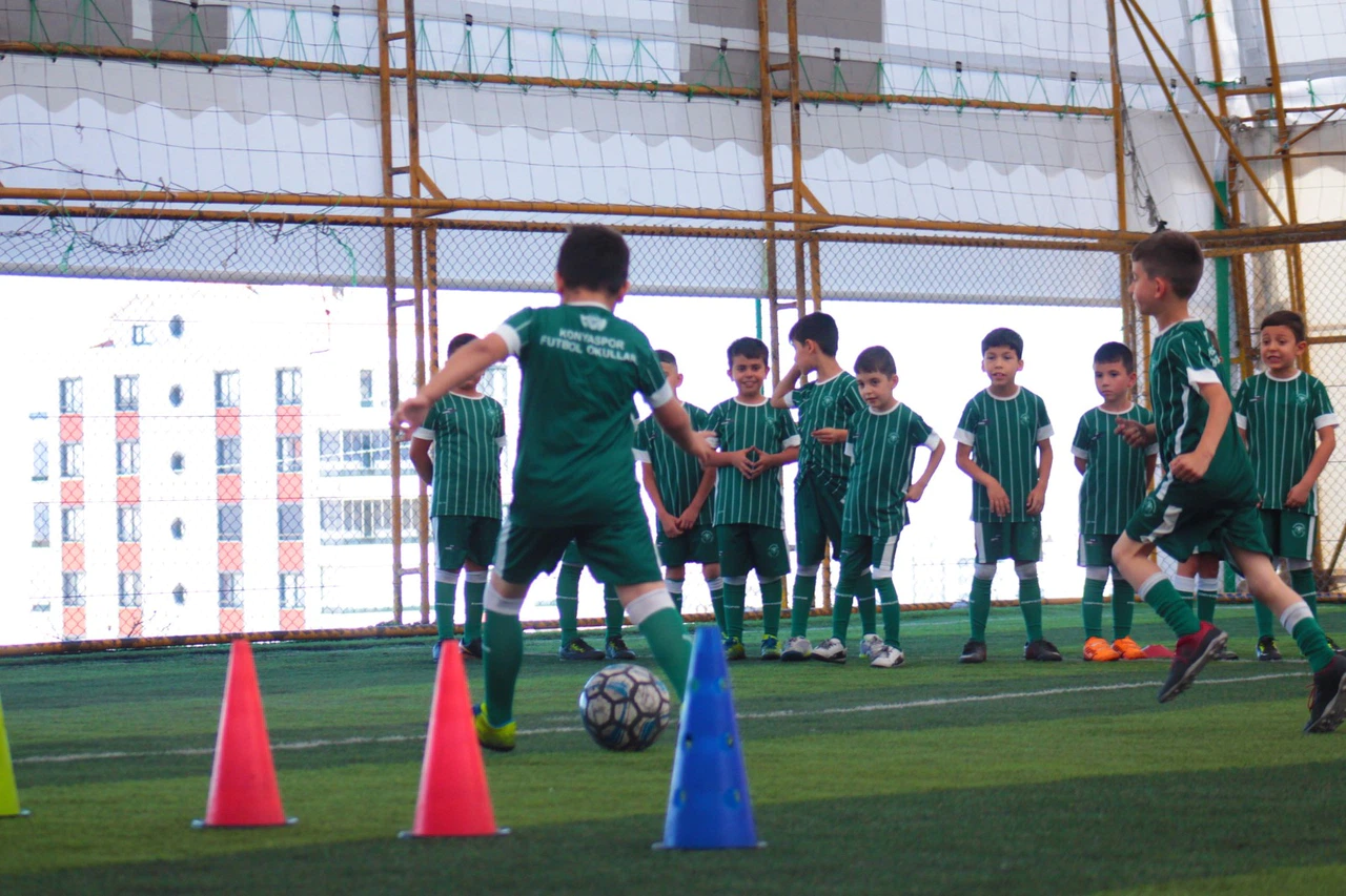 Konyaspor, iki şehirde futbol okulu açıyor
