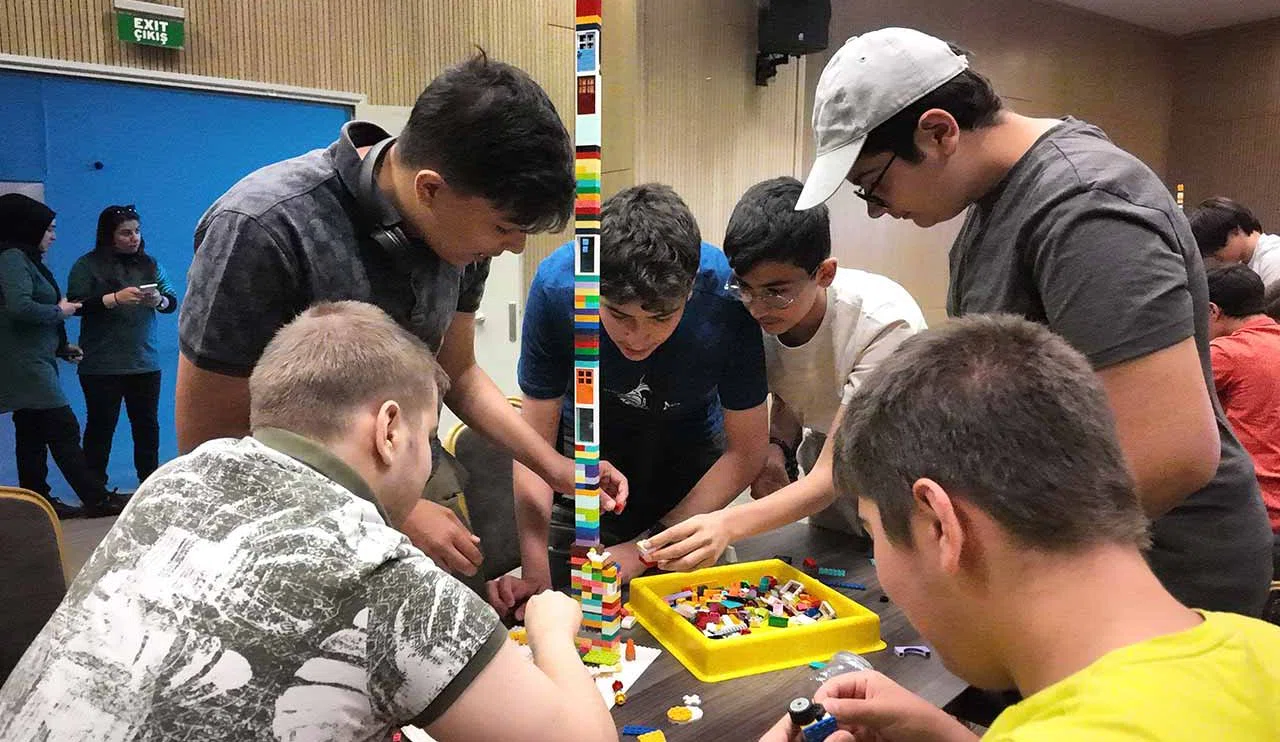 Konya’da Öğrenciler Bilimi Deneyimledi: “Formülsüz Fizik 2.0” İlgi Gördü