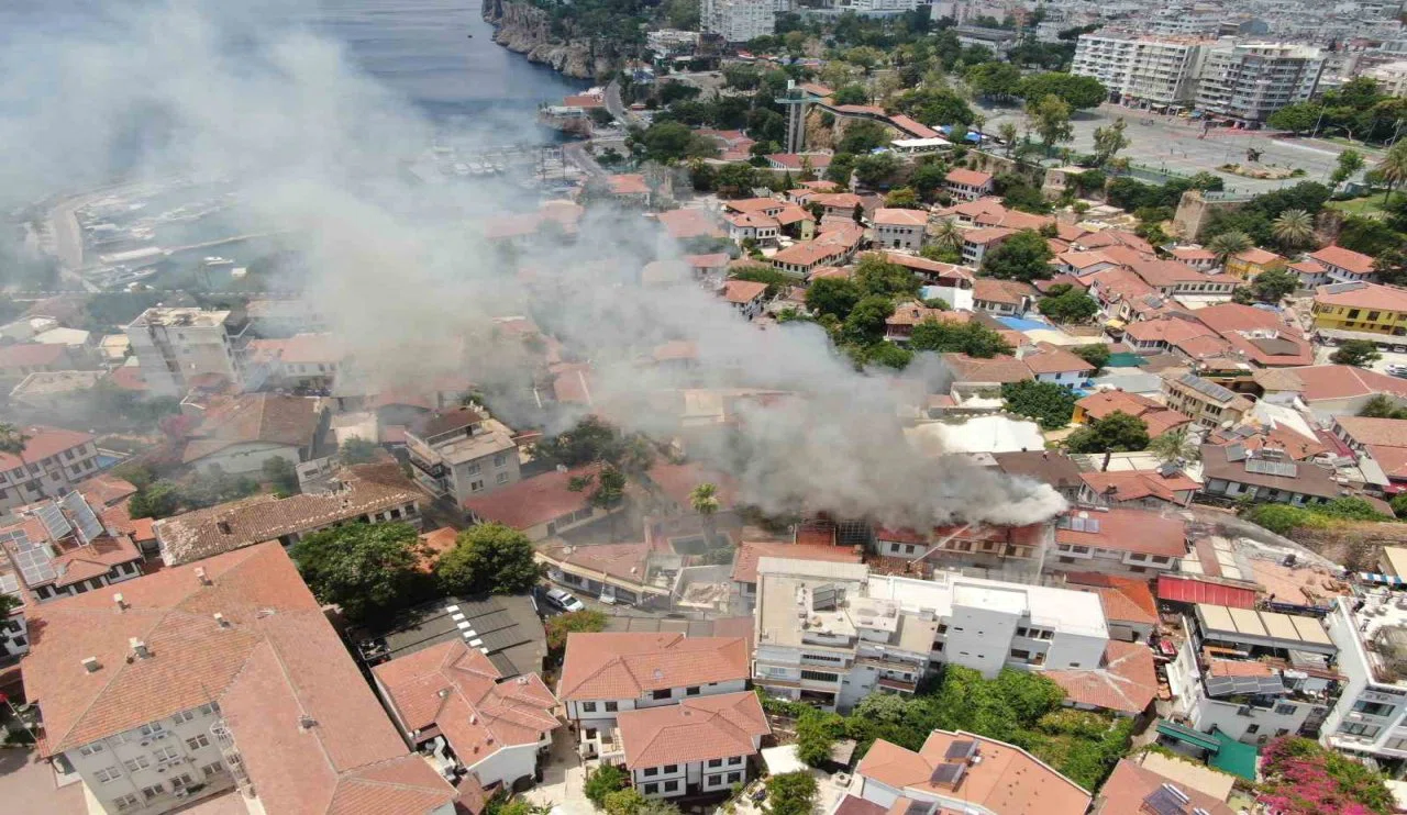 Antalya Kaleiçi’nde Yangın! Son Durum Belli Oldu