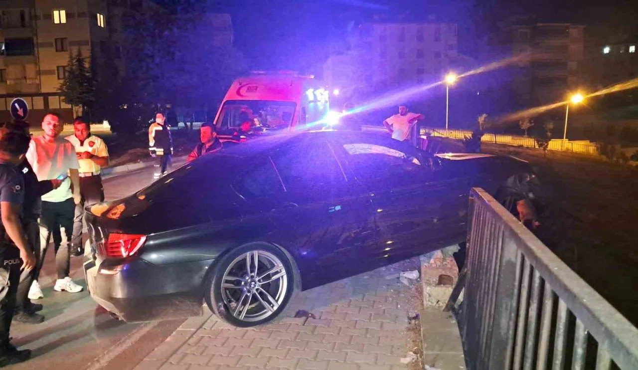 Karaman’da üst geçide çarpan otomobil asılı kaldı