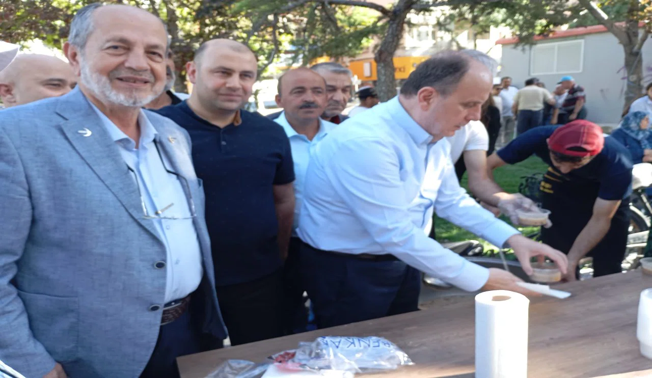 Konya'da milletvekilleri vatandaşlara aşure dağıttı