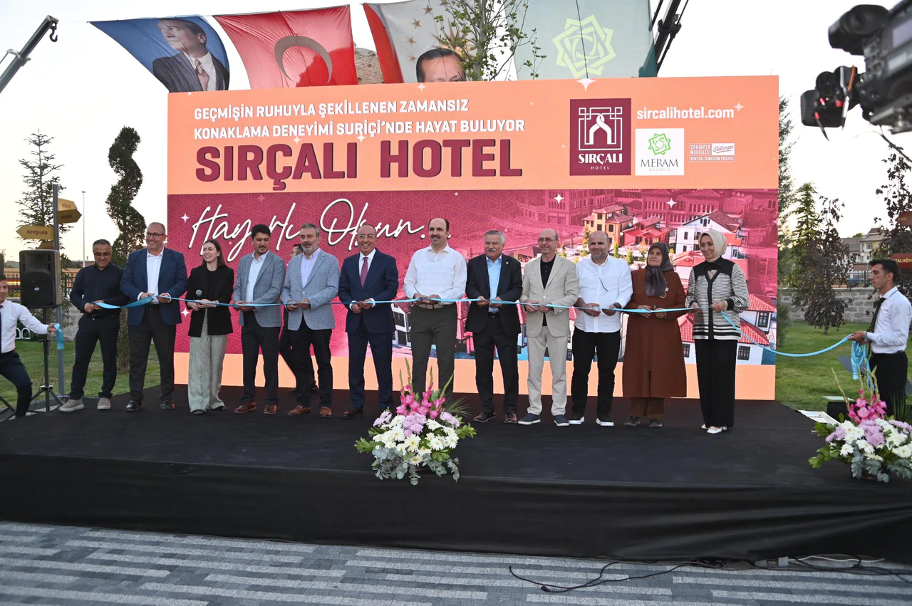 Konya’nın merkezinde merak uyandıran dev eser açıldı!