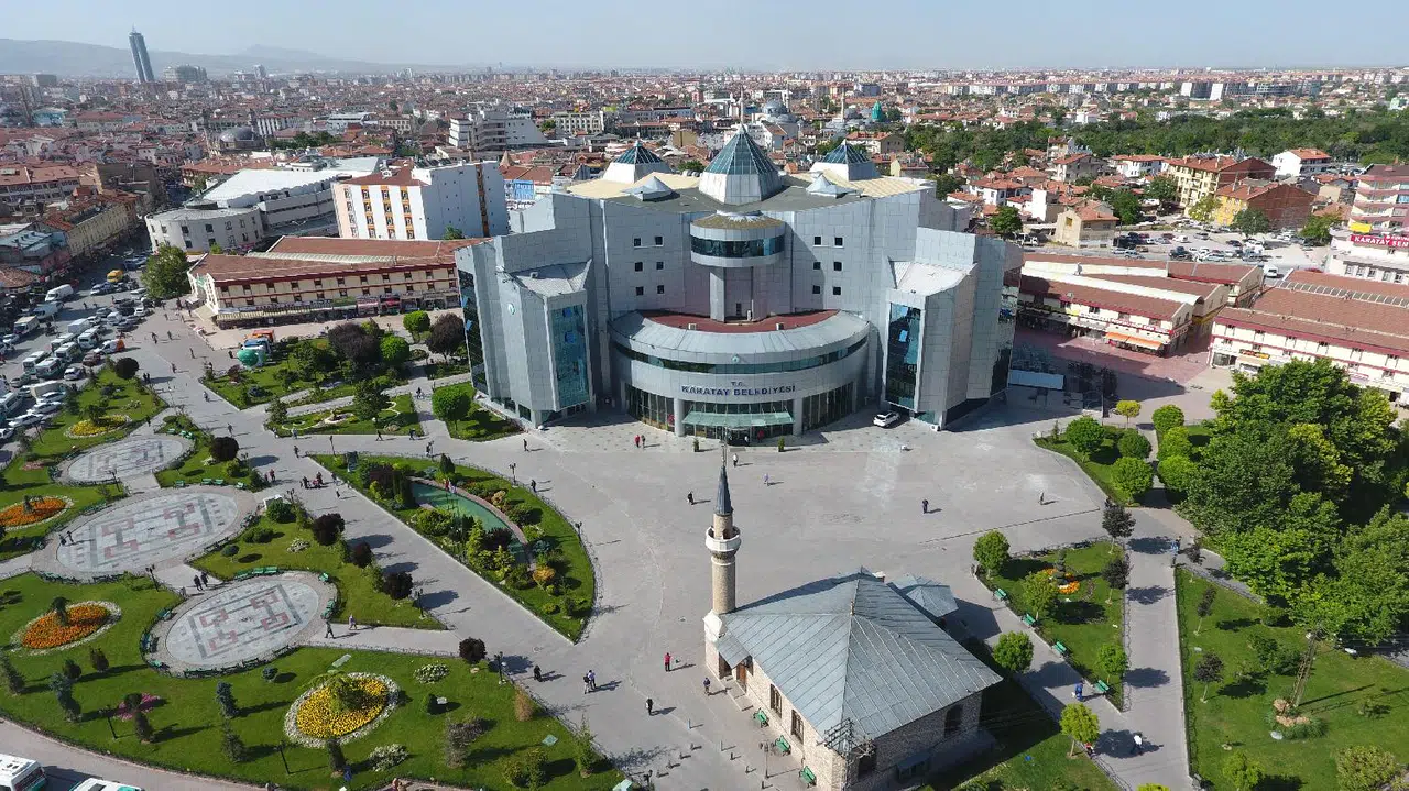 Konya’da belediyenin önündeki görüntü tepki çekti! Vatandaş isyan etti