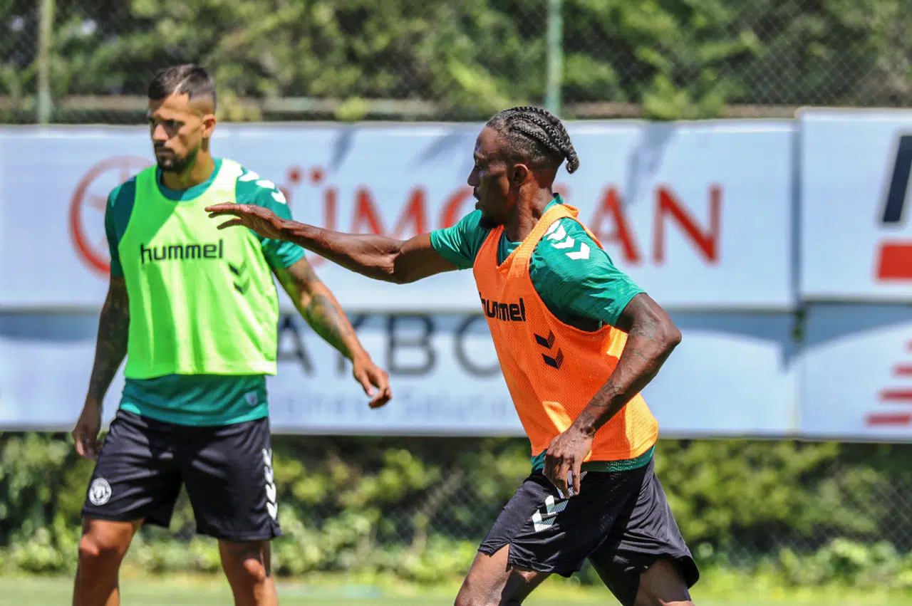 Konyaspor'da Yhoan Andzouana ilk antrenmanına çıktı