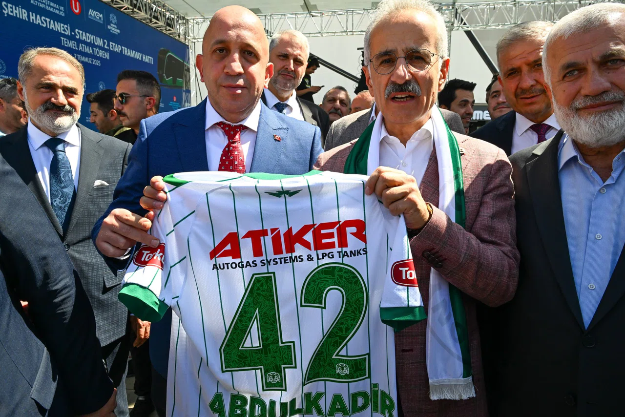 Konyaspor’dan Bakan Uraloğlu’na forma takdimi