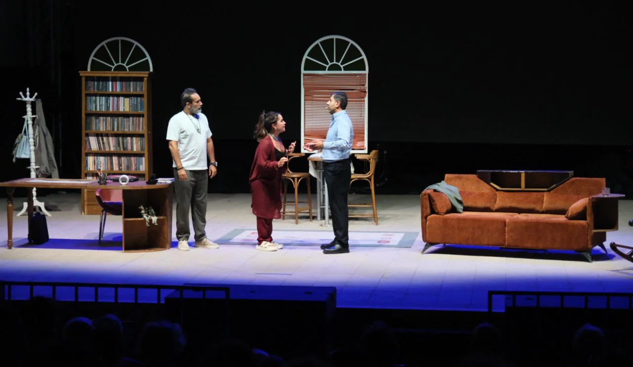 Akşehir’de aşk ve kahkaha bir arada! “Aşk Listesi” ayakta alkışlandı