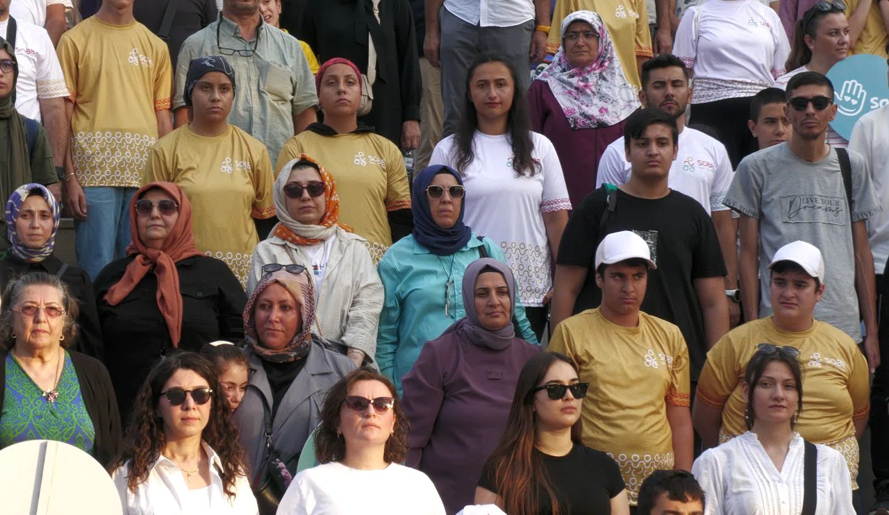 Anneler Toplumun Önyargılarına Ses Yükseltti: “Otizmli Çocuğa Sahip Olmak Günah mı?”