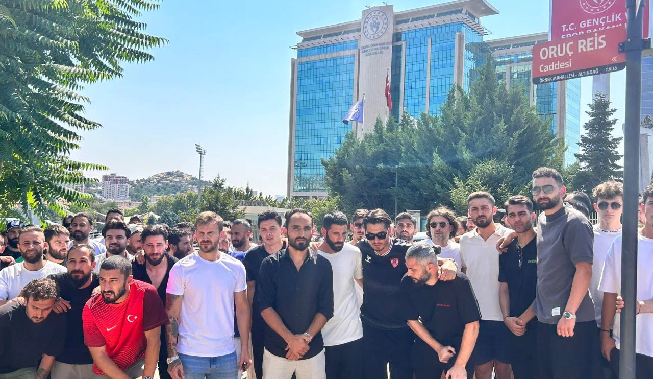 Alt lig futbolcularından protesto!