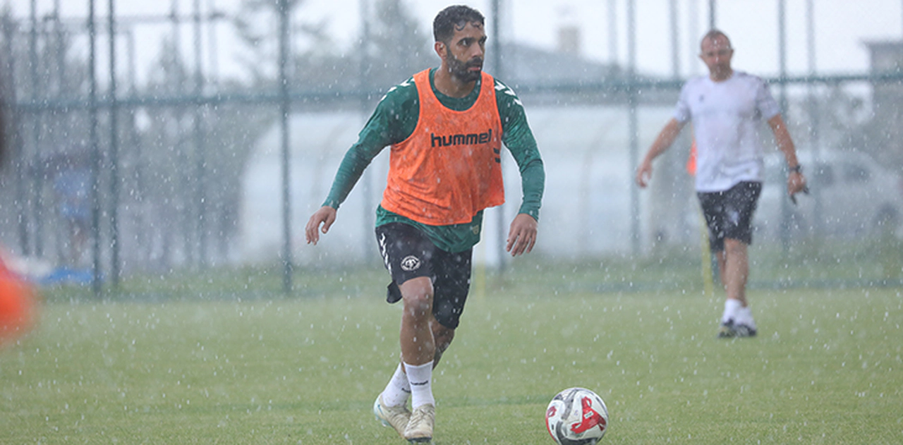 Konyaspor, yoğun yağmur altında çalıştı