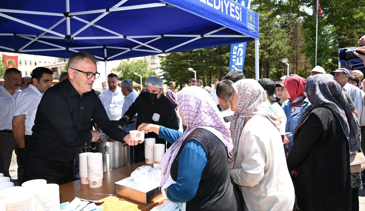 Seydişehir Belediye Başkanı Ustaoğlu'ndan vatandaşlara aşure ikramı
