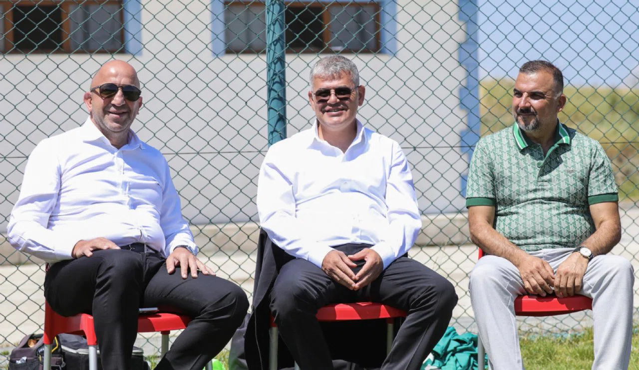 Konyaspor yönetimi, sol ve sağ kanat için mesaide