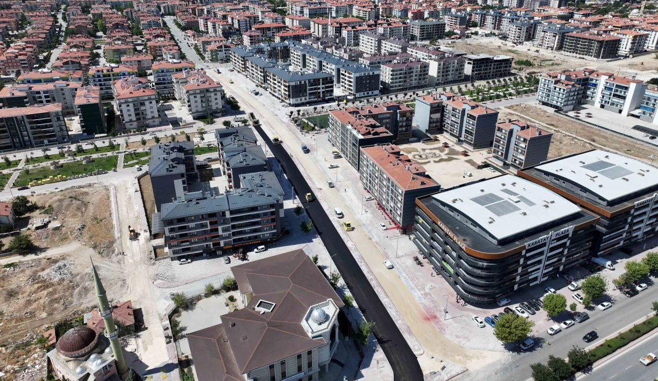 Akabe ve Hamzaoğlu Mahallelerinde sıcak asfalt çalışmaları devam ediyor