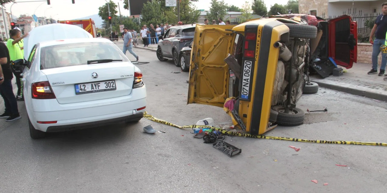 Konya’da ehliyetsiz sürücü dehşet saçtı! 6 araç birbirine girdi, 3 yaralı
