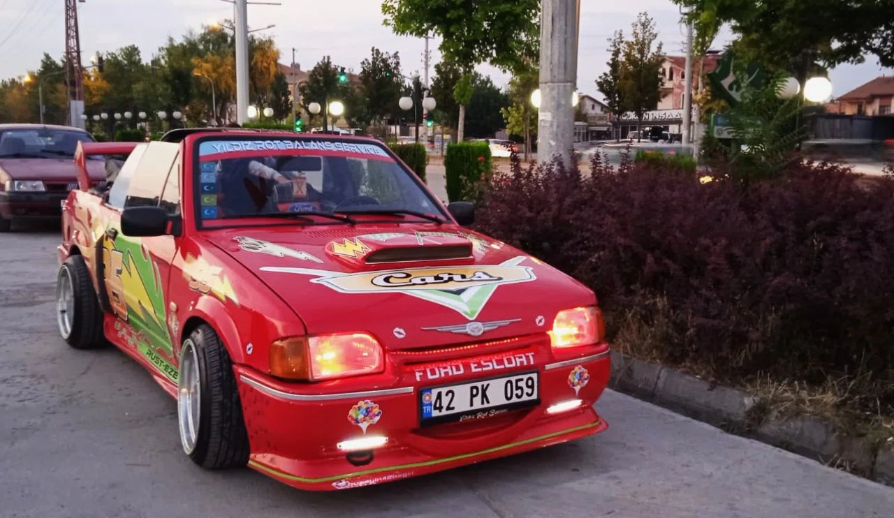 Hurdalığa gidecek arabayı Şimşek McQueen’e dönüştürdü