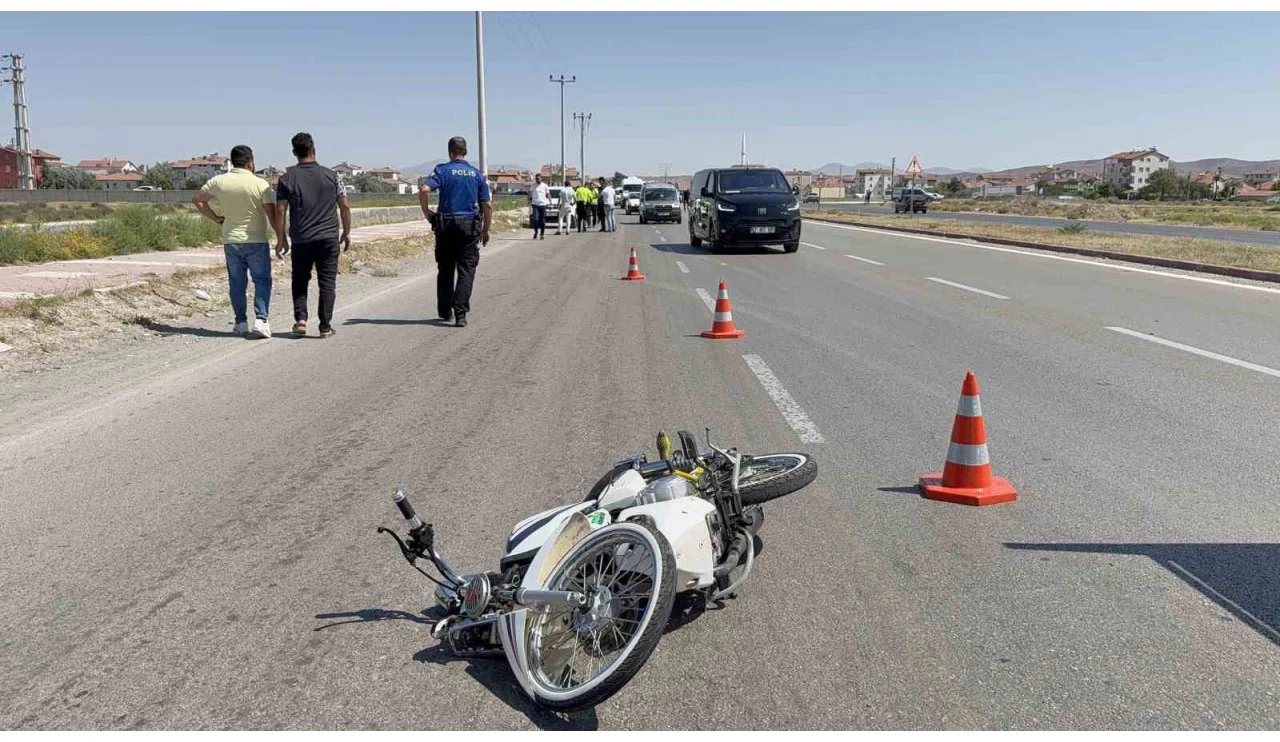 Aksaray'da dur ihtarına uymayan motosikletli polise çarptı