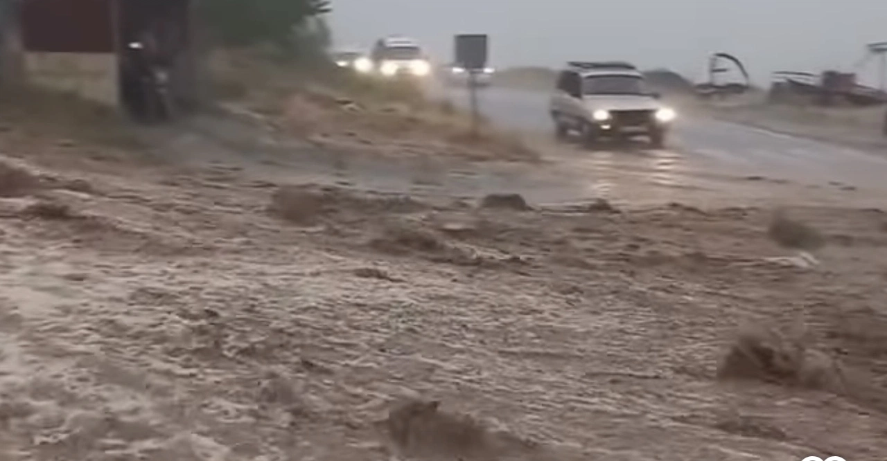 Sıcaktan bunalan Konya’yı sel vurdu, araçlar suya kapıldı