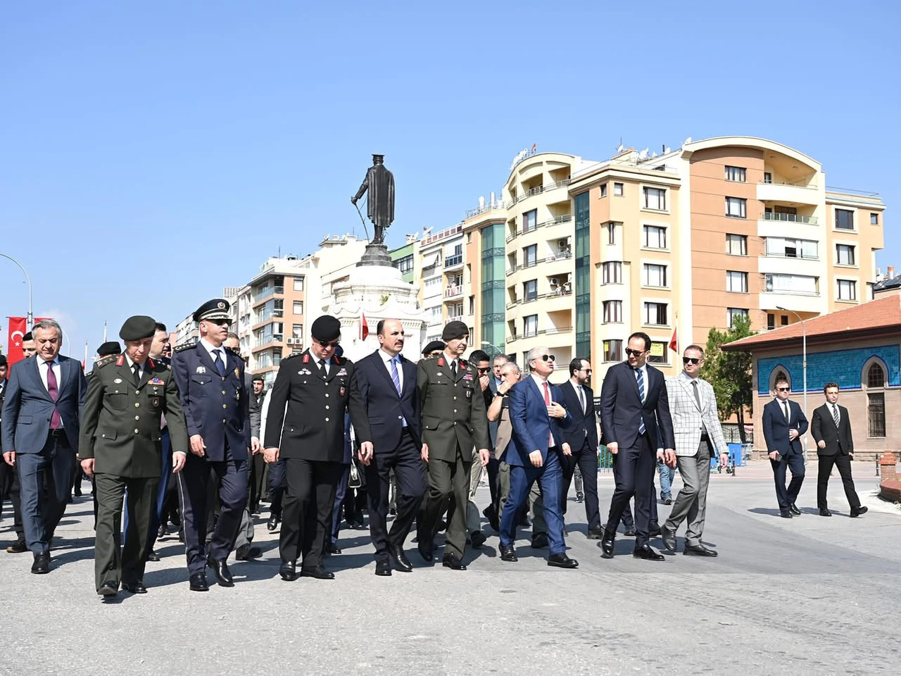 Konya protokolü şehrin göbeğinde toplandı! Atası’nı unutmadı