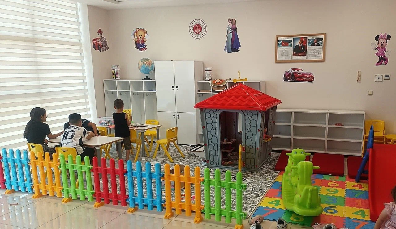 Beyşehir Adliyesi'nde örnek proje: Çocuklar için alan oluşturuldu