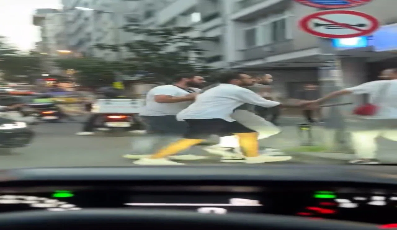 Yol verme tartışması! Sopayla kadının üzerine yürüdü (Video Haber)