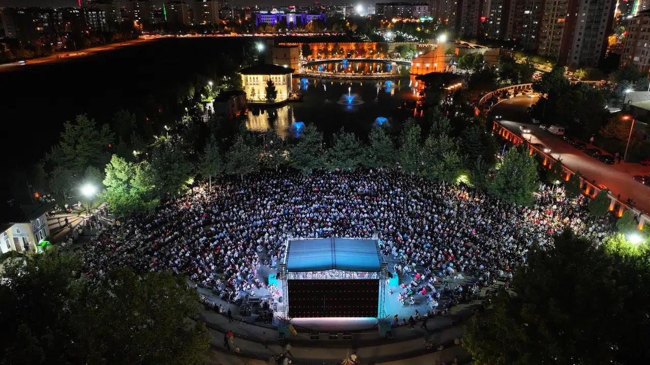 Başkan Altay çağırdı! Konya sandalyesini alıp Ecdat Parkı’na akın etti