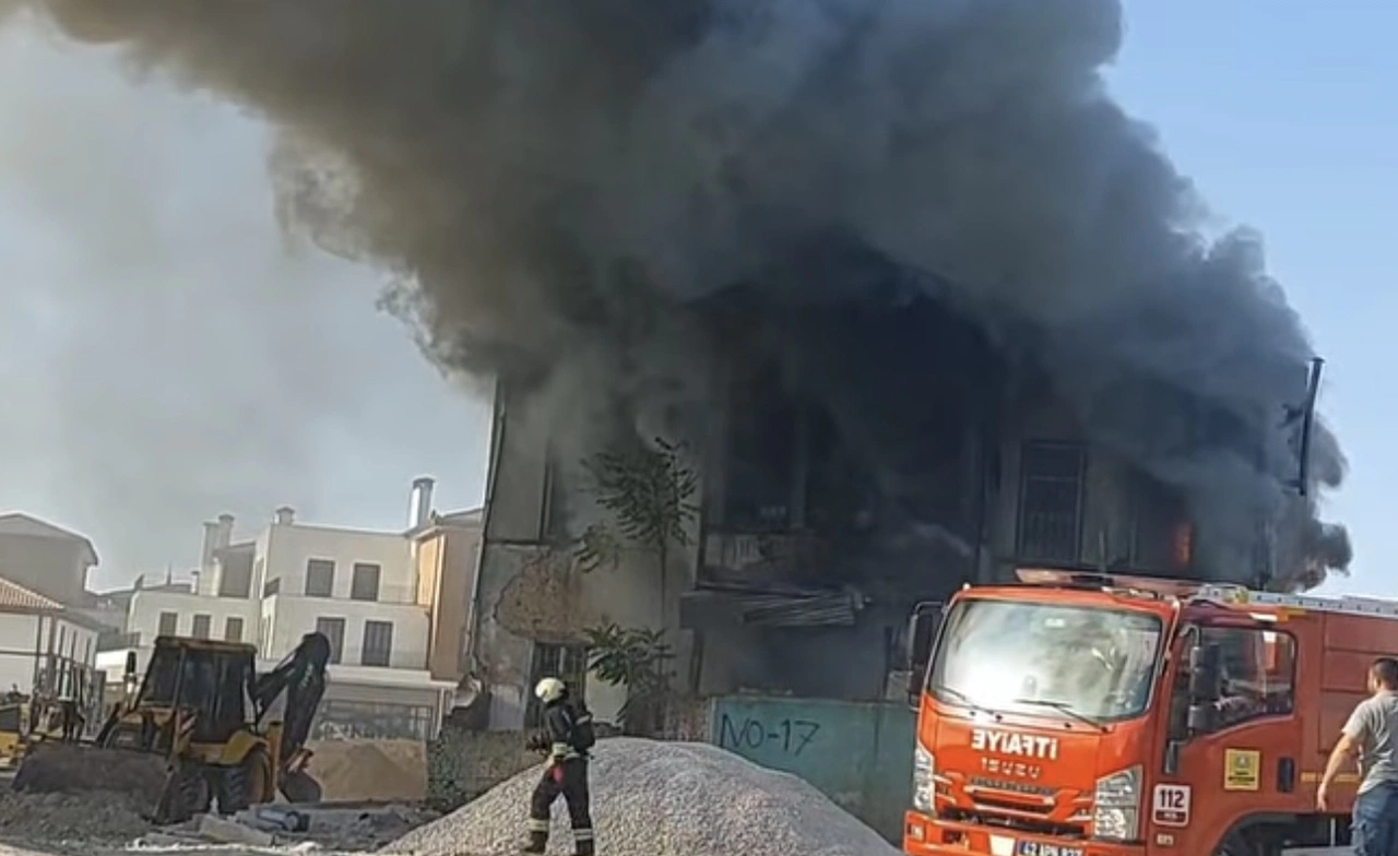 Konya’da Larende Caddesi’nde yangın! Alevler gökyüzünü kapladı