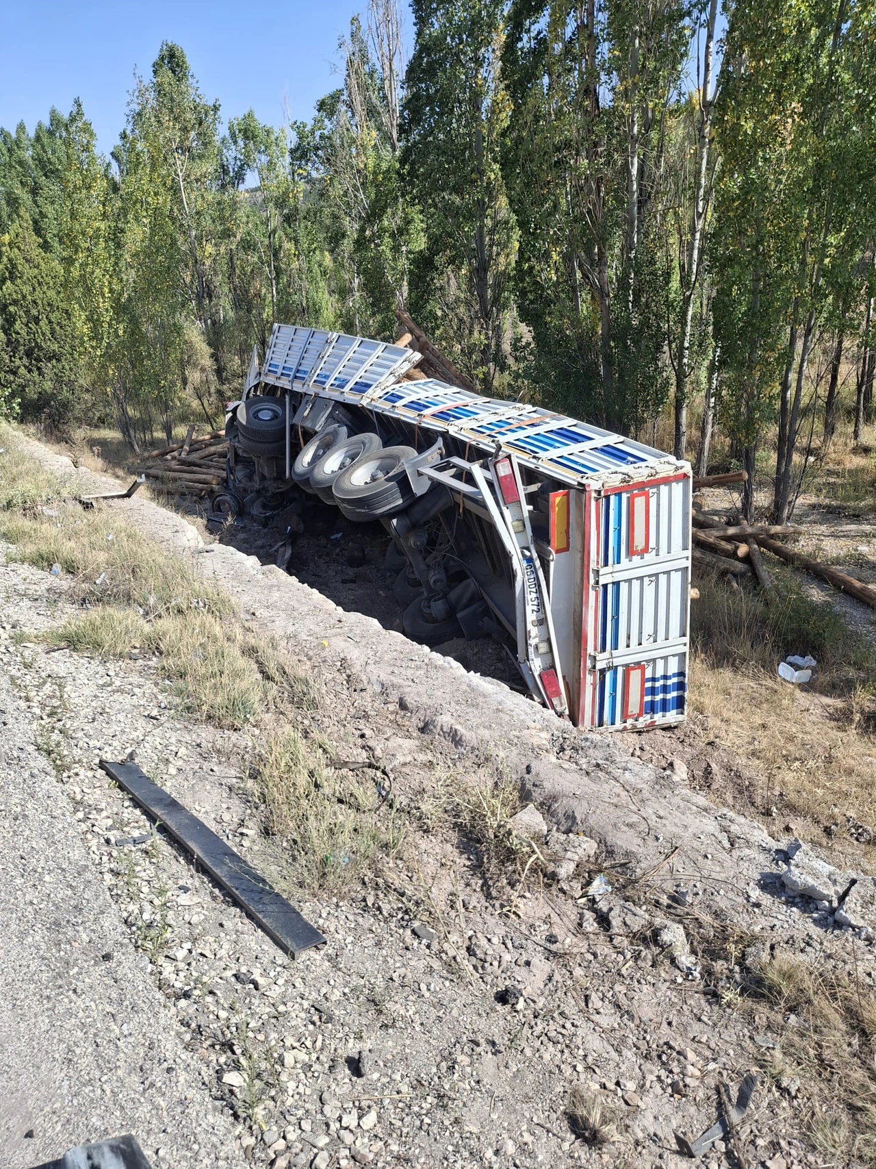 Konya’da mermer yüklü tır devrildi!