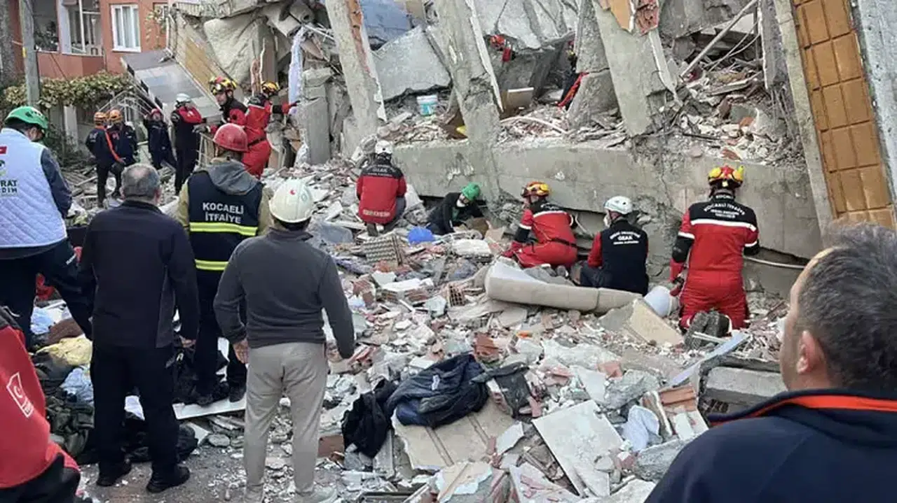 5 katlı bina çöktü! Enkaz altında 5 kişi var