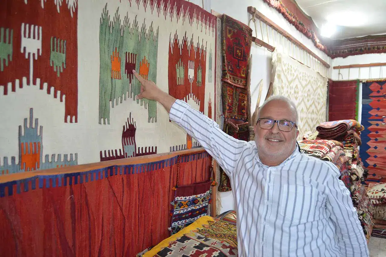 Anadolu’nun kilimlerini yeniden dokutturup Avrupa’ya gönderiyor