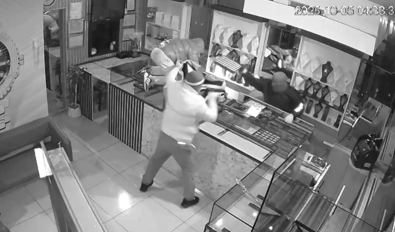 Kuyumcu soygunu! 1 dakikada 3 kilo altını çaldılar