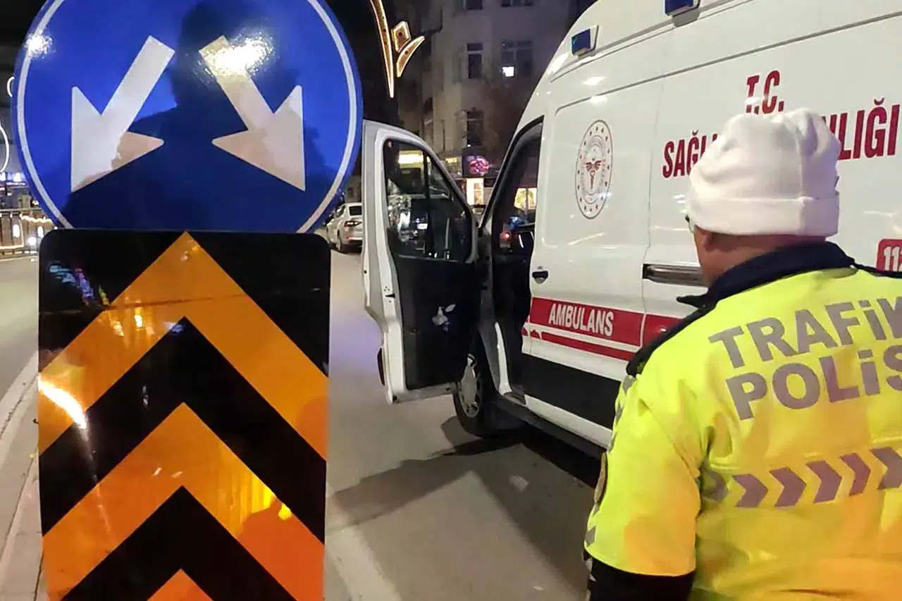 Aksaray’da motosiklet refüje çarptı! Baba ve oğlu hastanelik oldu