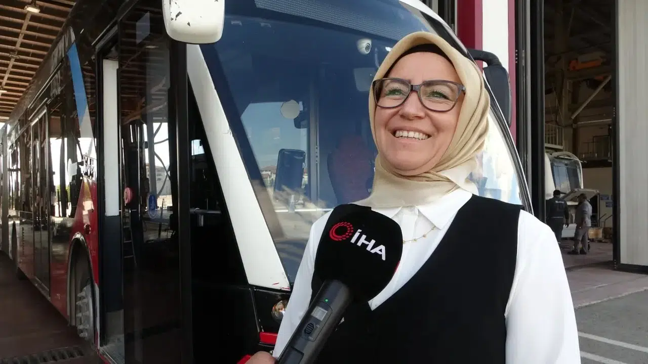 "Kızlardan şoför olmaz" dediler şimdi trambüsle yolların tozunu alıyor