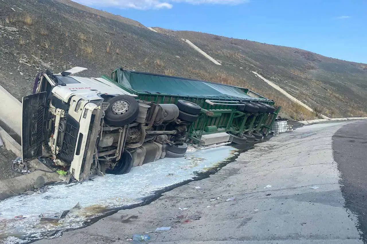 Konya’da kontrolden çıkan tır devrildi!