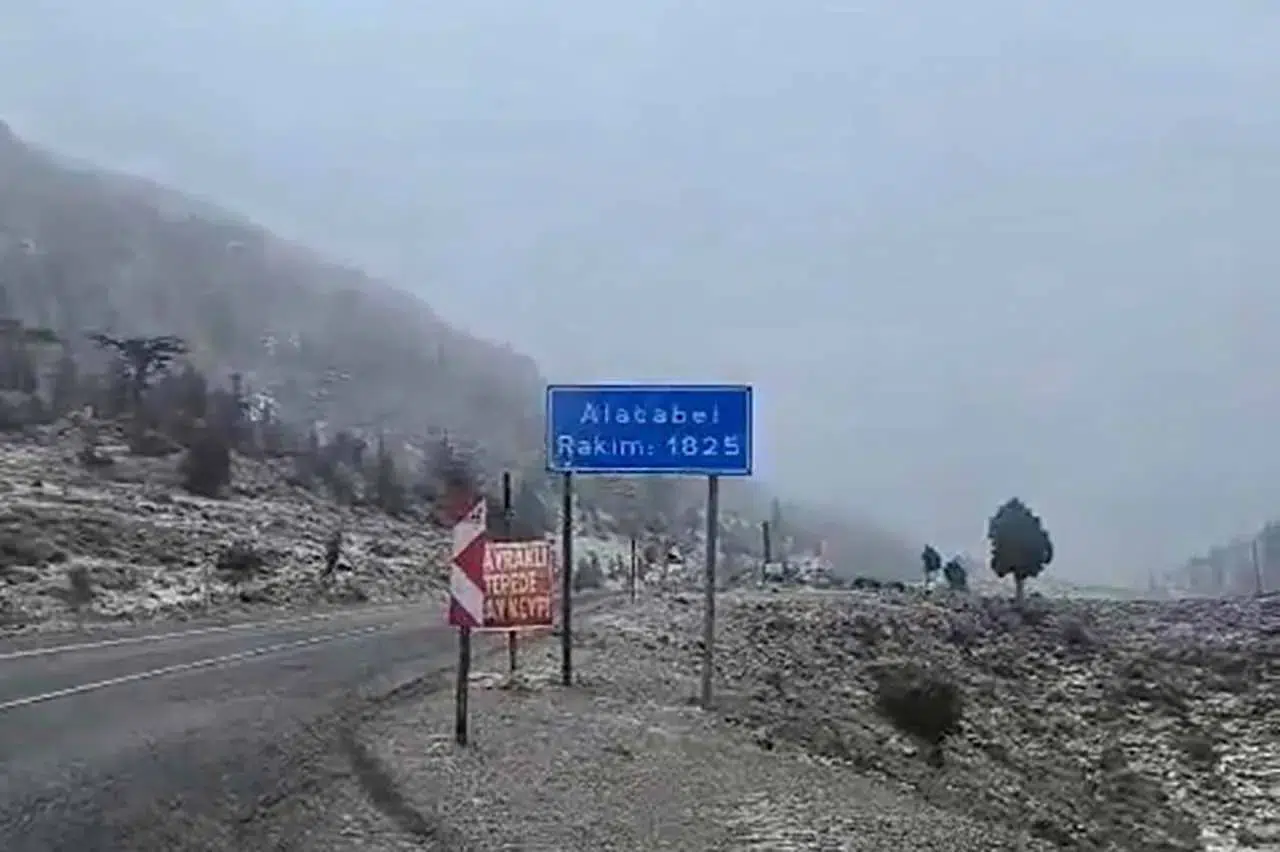 Beklenen yağışların habercisi! Konya’daki o noktaya ilk kar yağdı