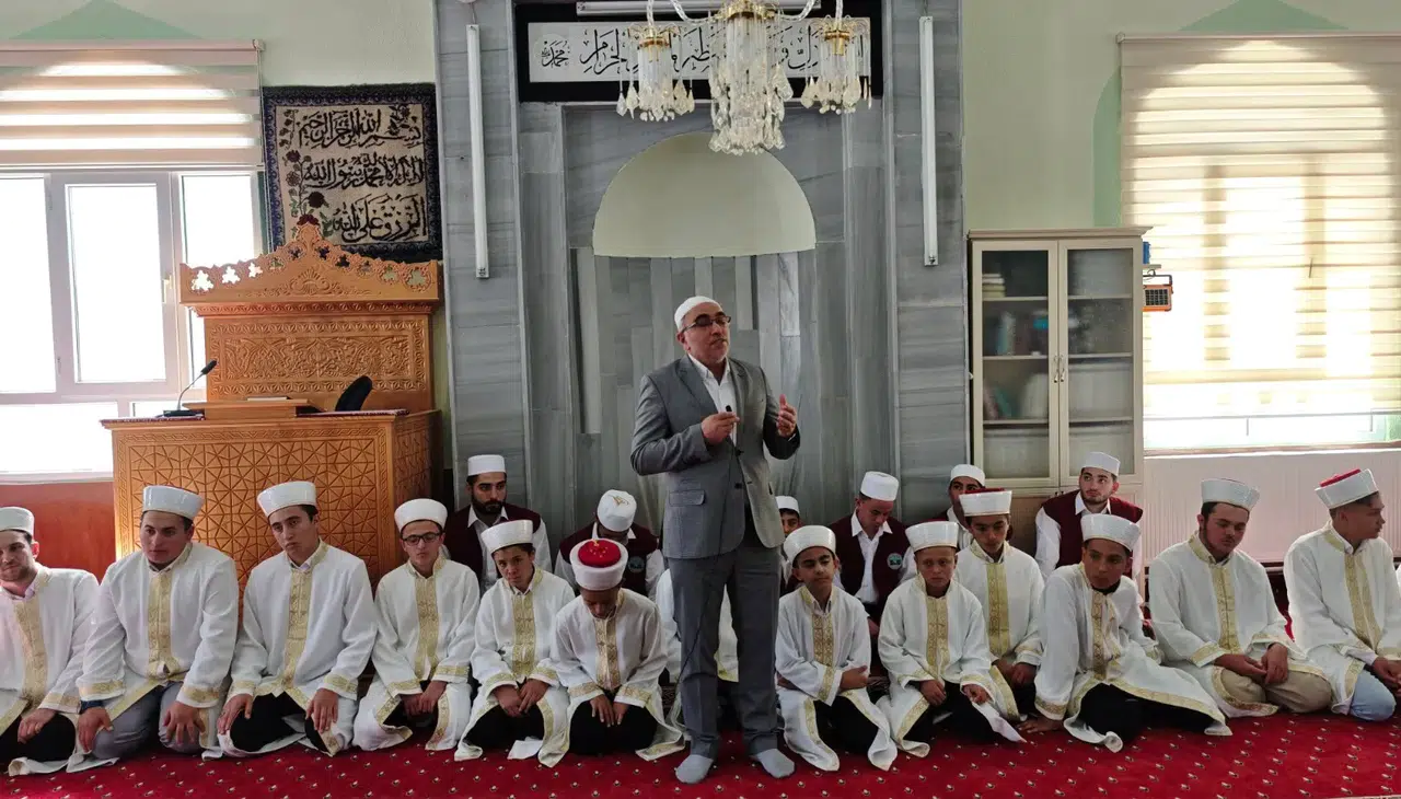 Konya'da 25 hafız dualar eşliğinde belgelerini aldı