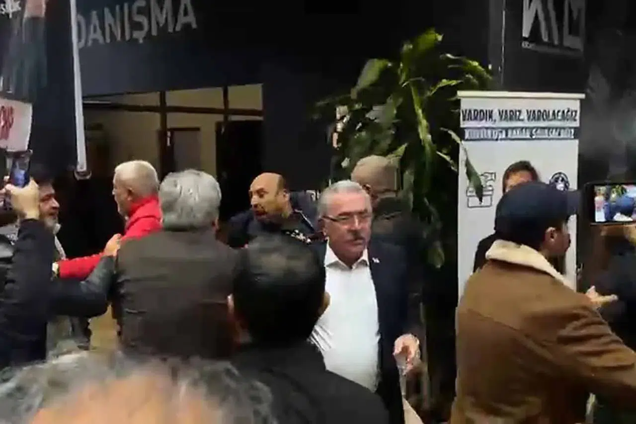 Tepki çeken görüntüler! CHP kongresinde gazetecilere saldırı