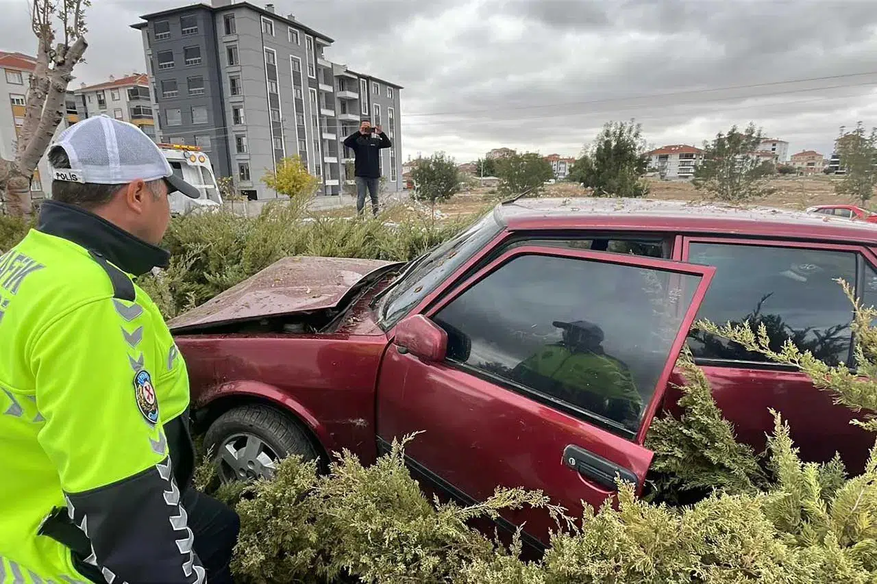 Otomobil refüje çıktı! 1'i çocuk 2 yaralı