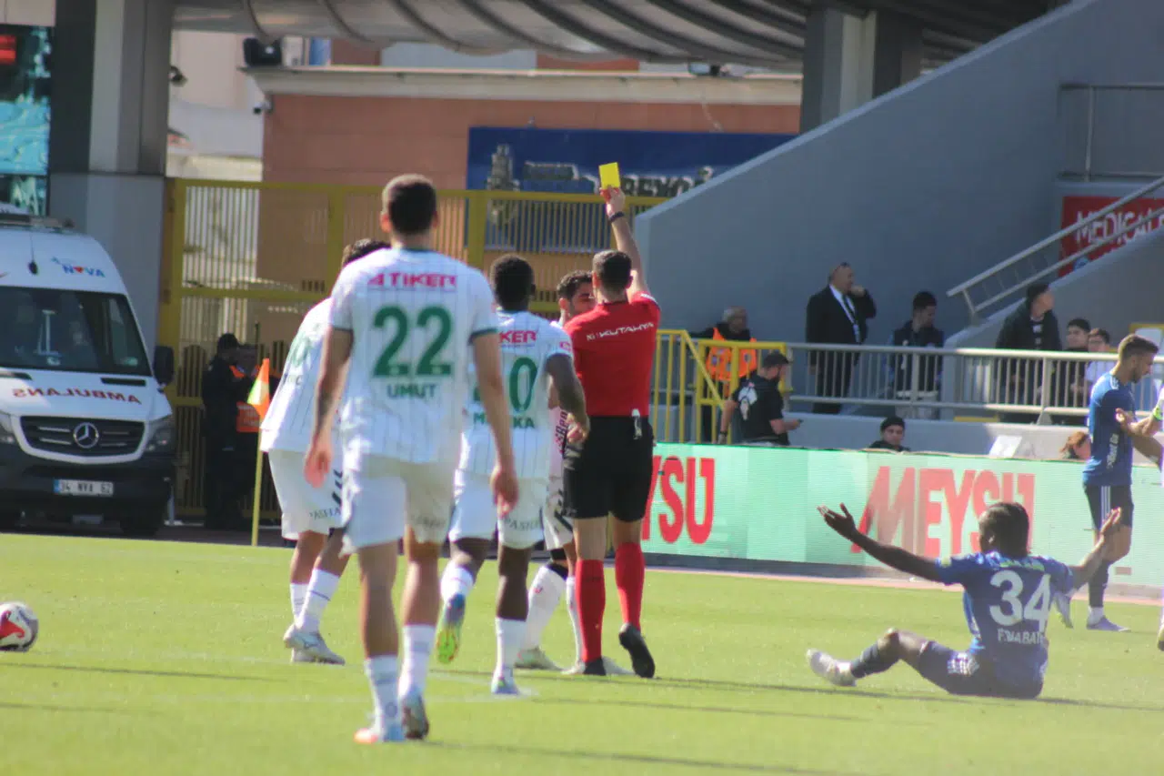 Konyaspor’da 1 kırmızı, 16 sarı kart!