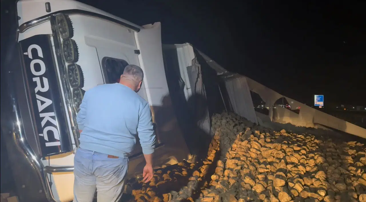 Konya’dan yola çıkan tır köpeğe çarpmamak isterken devrildi