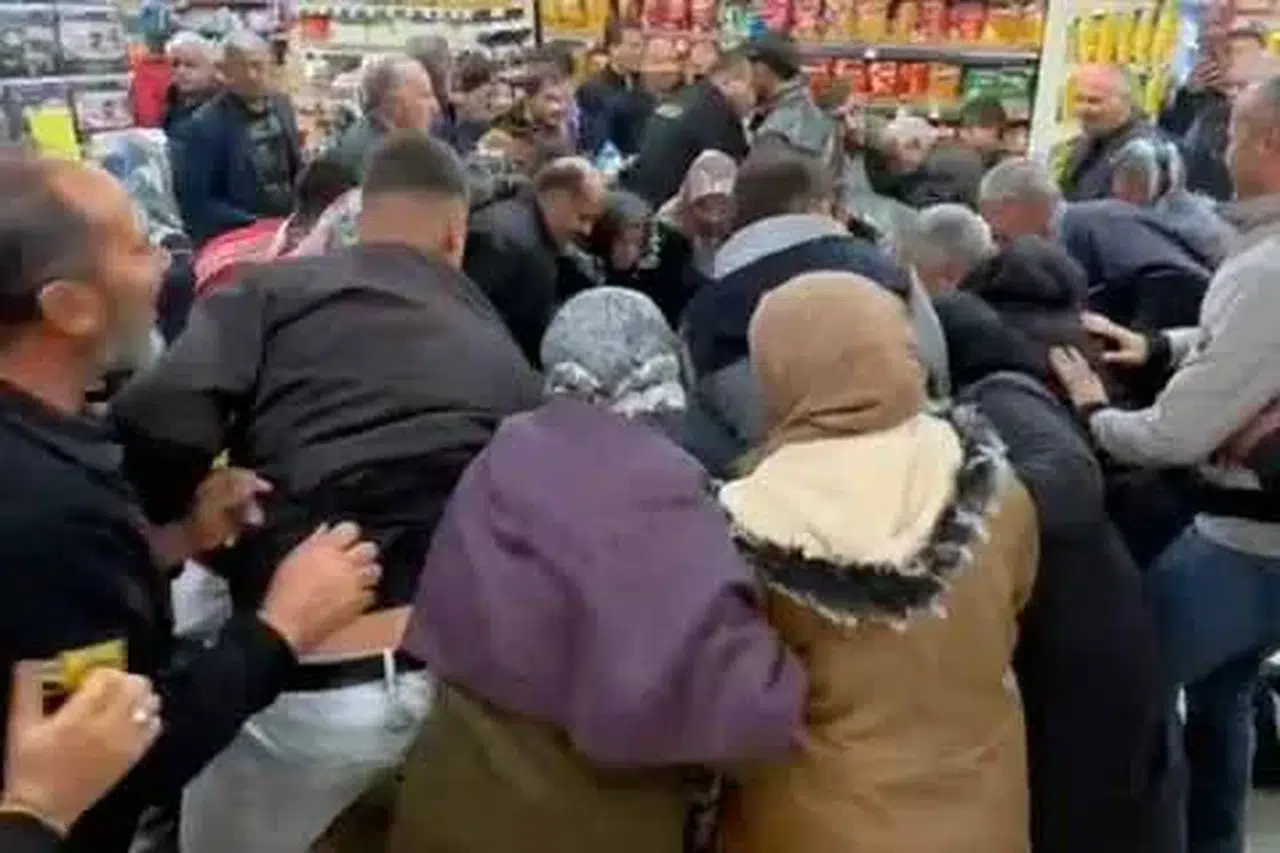 Konya’da market indirimi izdihama dönüştü