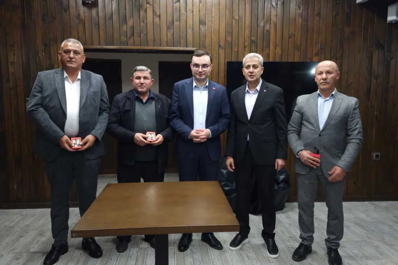 Konyalı belediye başkanından muhtarlara köstekli saat hediyesi