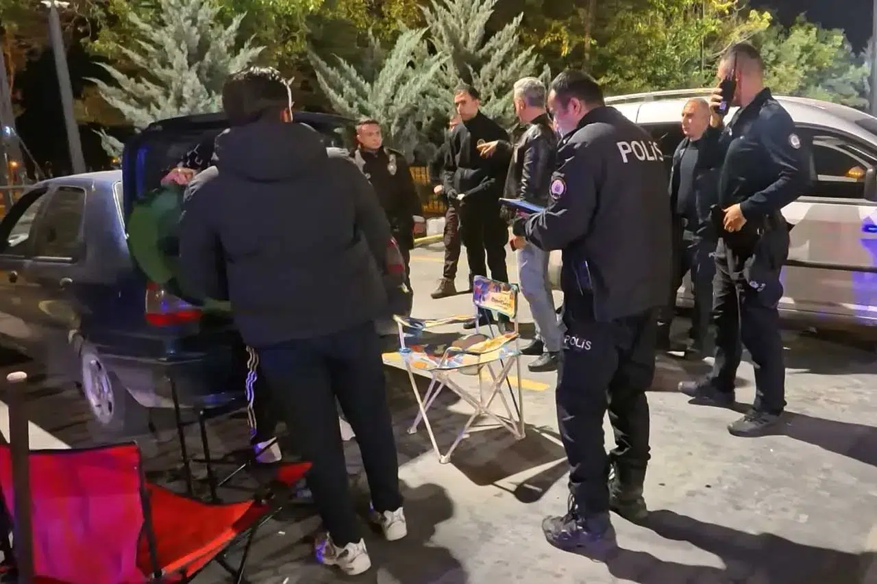 Aksaray’da açıkta alkol alan 2 kişi gözaltına alındı