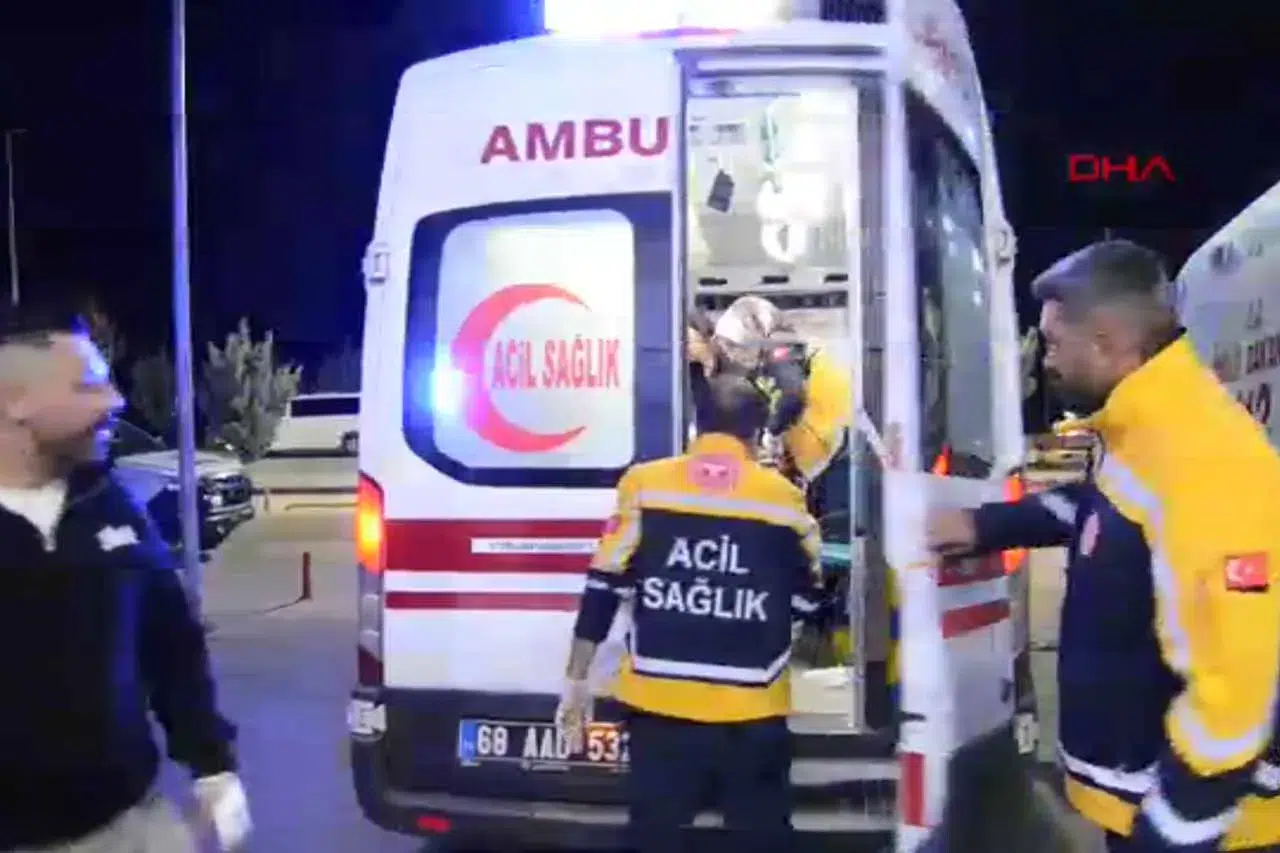 Aksaray’da otomobil elektrik direğine çarptı: 3 yaralı