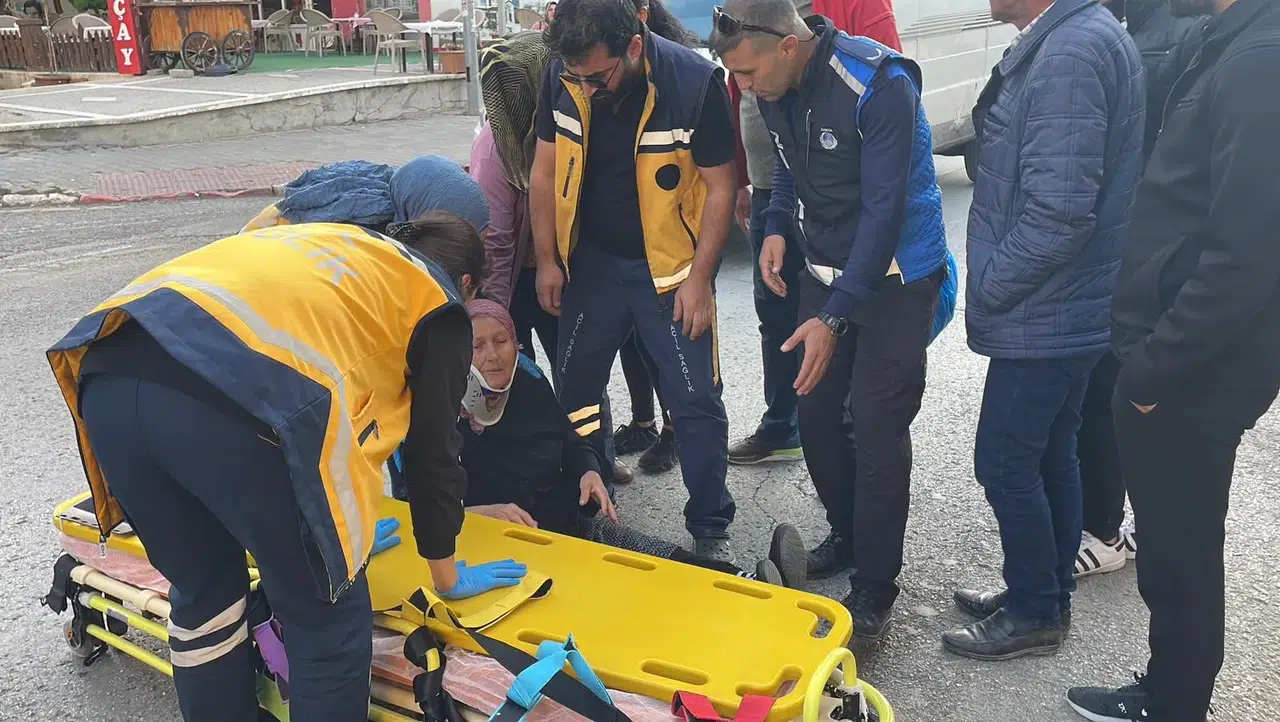 Yaşlı kadına yolun ortasında otomobil çarptı!