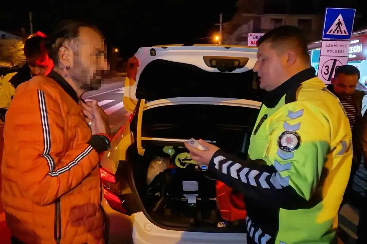 Yer: Aksaray! Alkollü halde kaza yaptı, kahveye oturup çay içti