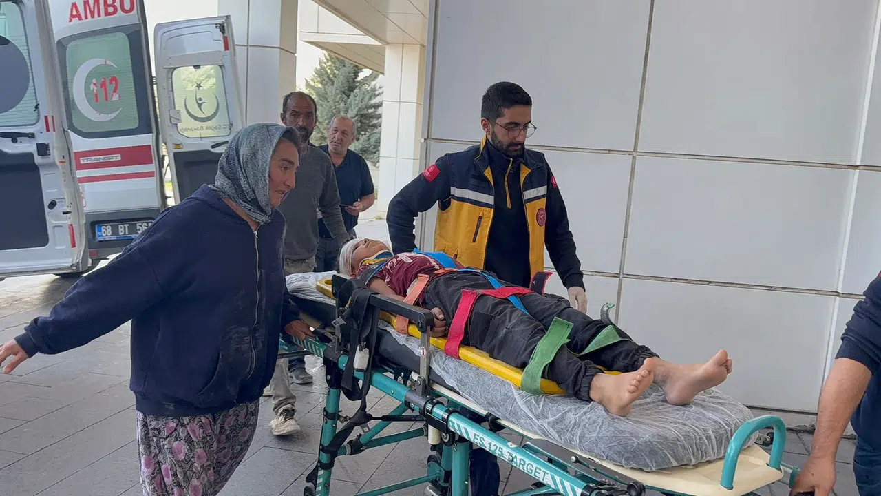 Belediyenin minibüsü elektrikli bisikletle çarpıştı! 2 çocuk yaralı