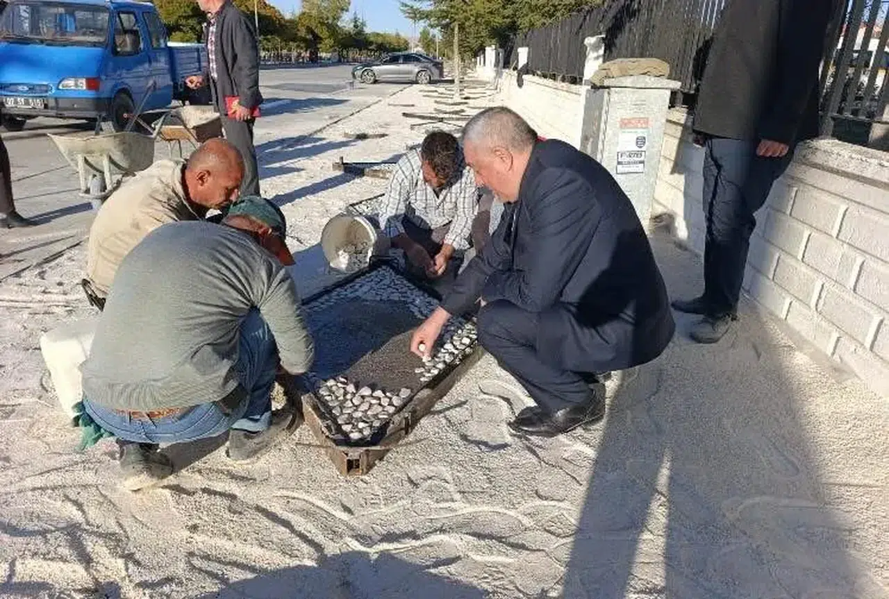 Konyalı Başkan personellerine yardım ederek taş döşedi