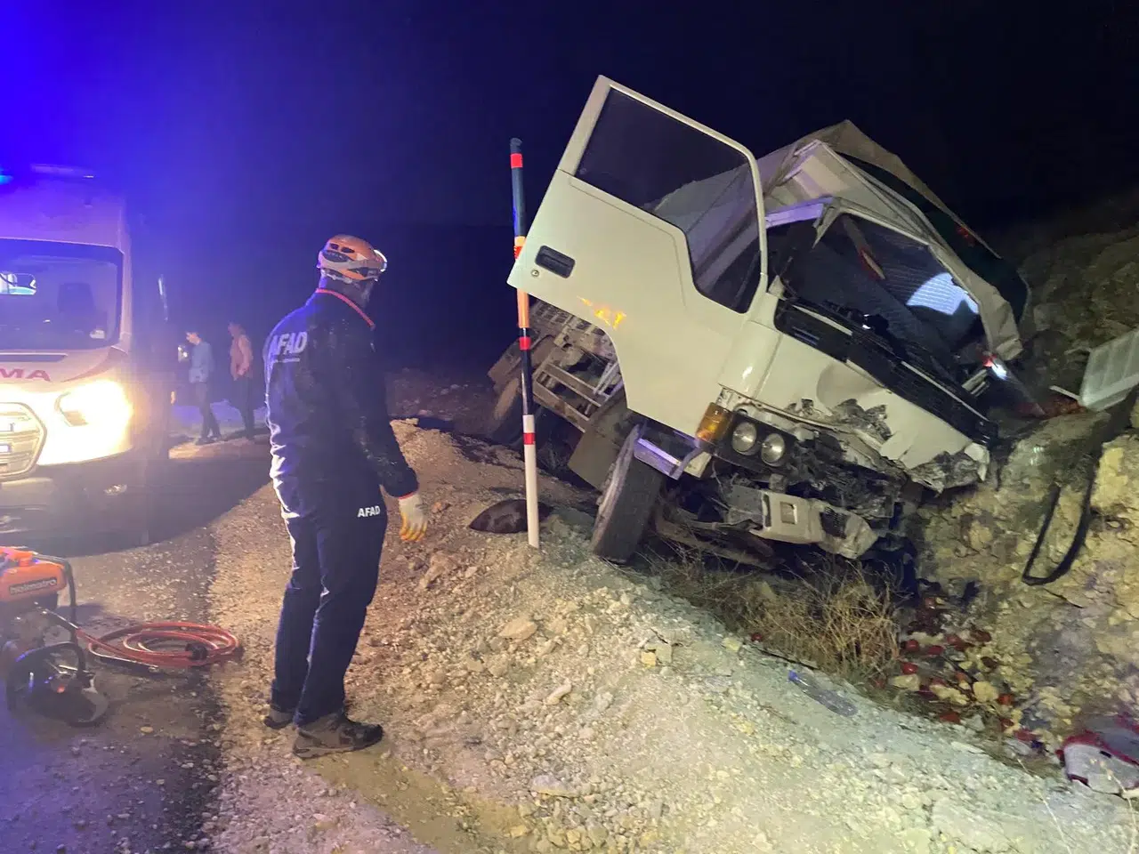 Karaman'da kontrolden çıkan kamyonet kayalıklara çarptı